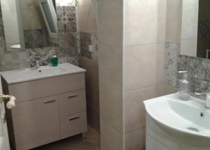 Oikos Atena Bed and Breakfast Λέτσε