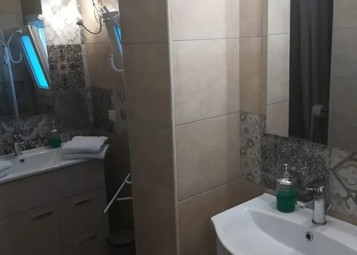 לינה וארוחת בוקר Oikos Atena 3*